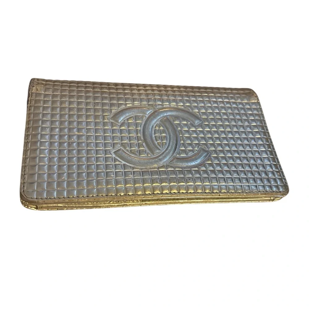 Rare CHANEL Metallic Silver wallet with unbranded Pearl Chain - Picture 2 of 14